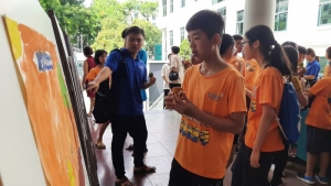 Học sinh Hà Nội bày tranh và ảnh kêu gọi bảo vệ động vật hoang dã