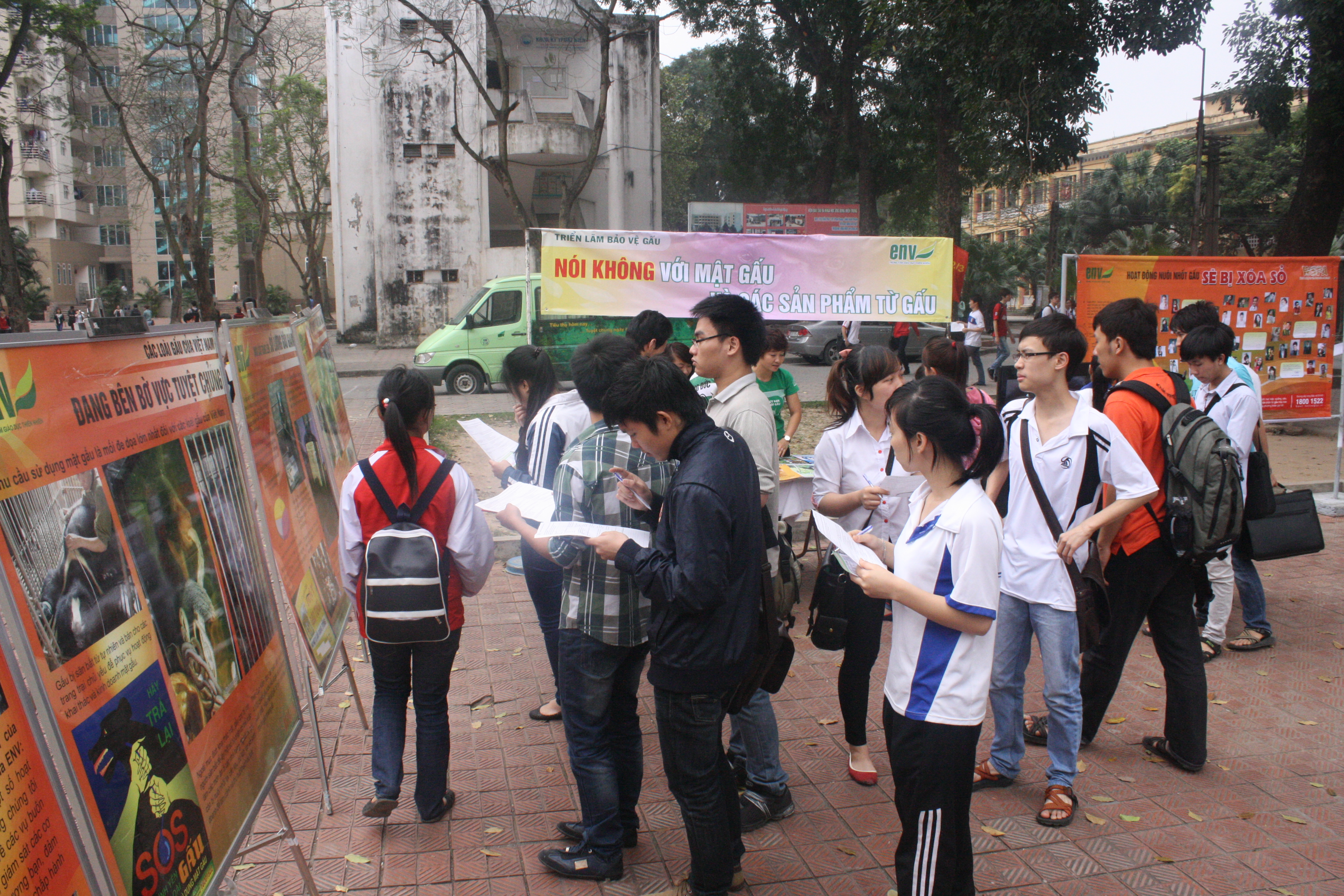  Hà Nội: Hoạt động kêu gọi bảo vệ ĐVHD tại Đại học Thủy Lợi
