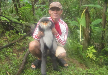  Kon Tum: Thả một cá thể chà vá chân xám về tự nhiên