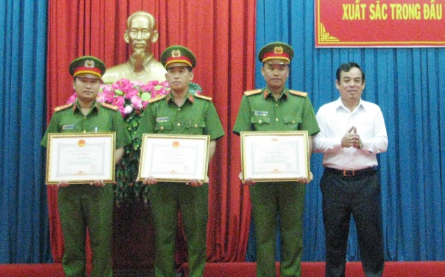  Biểu dương Công an tỉnh Bạc Liêu trong vụ bắt giữ hơn 1,4 tấn ngà voi